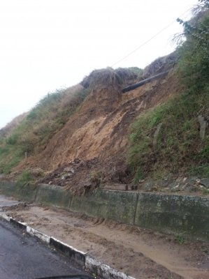 Ploaia a răvăşit oraşul Ovidiu: o bandă a unui drum a fost închisă, mai multe case au încă apă în beciuri